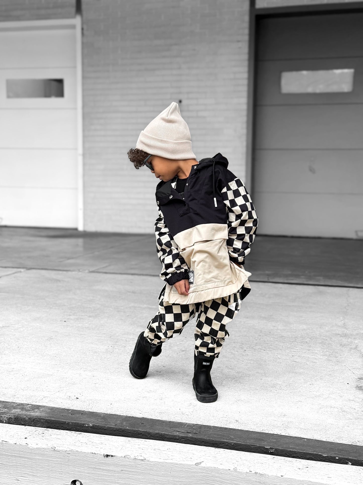 Pullover Windbreaker in Black/Oat