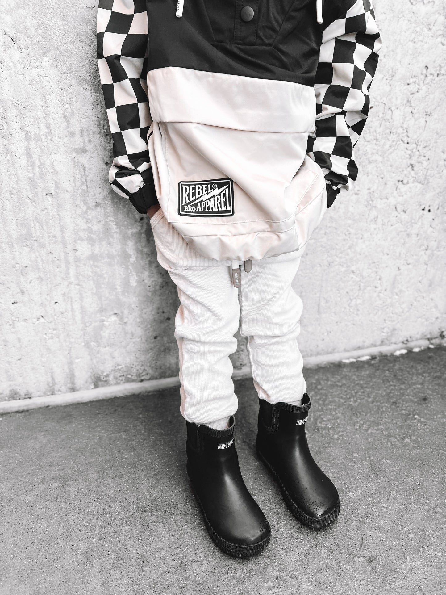 Pullover Windbreaker in Black/Oat