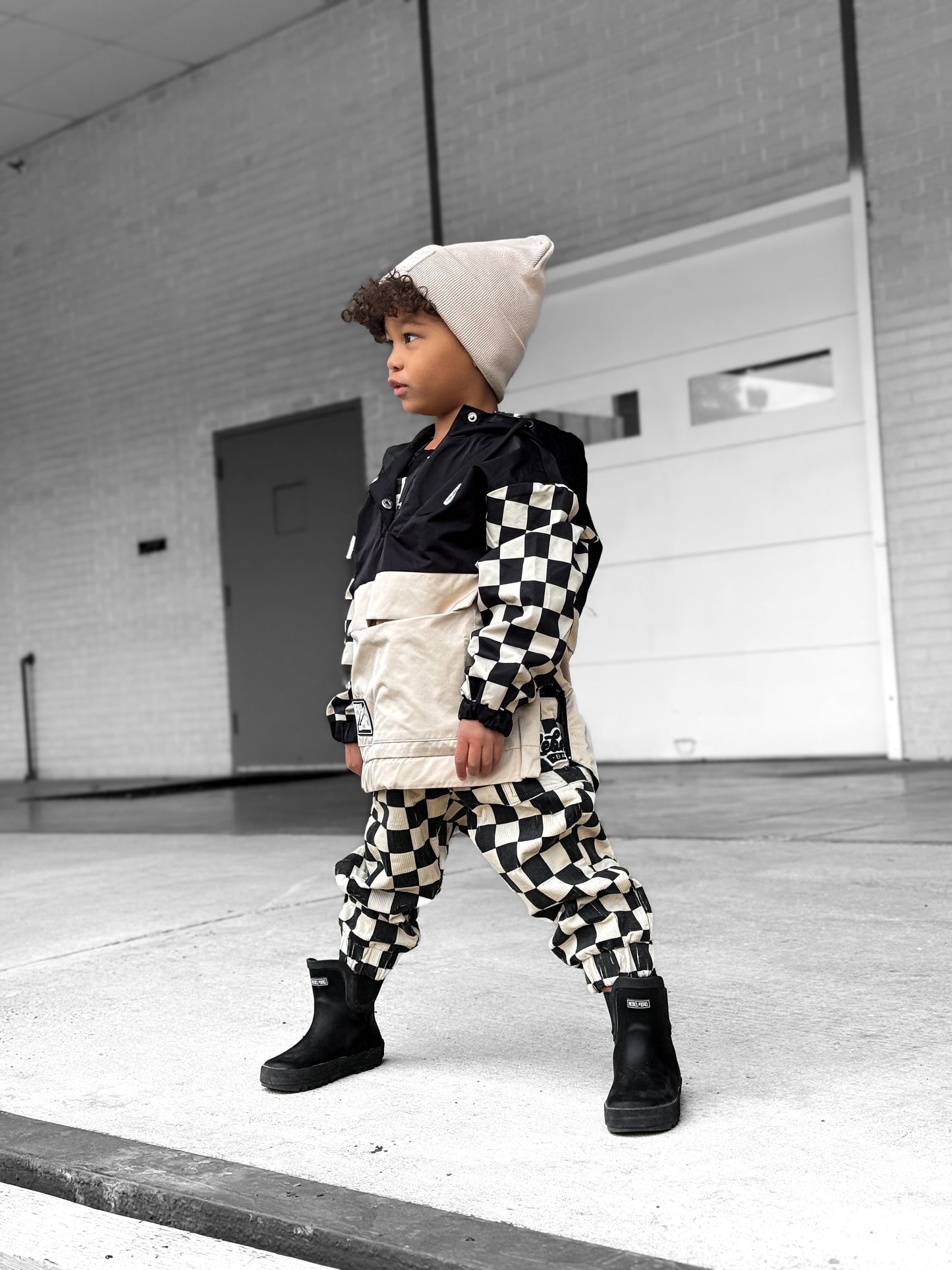 Pullover Windbreaker in Black/Oat